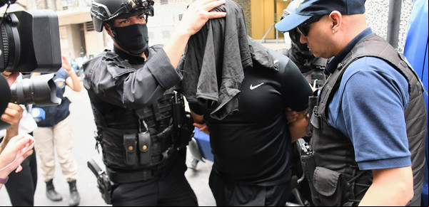 Secuestraron casi $ 40 millones y U$S 18.300 en allanamientos al jefe de la barrabrava de Rosario Central y a un líder local de la UOCRA