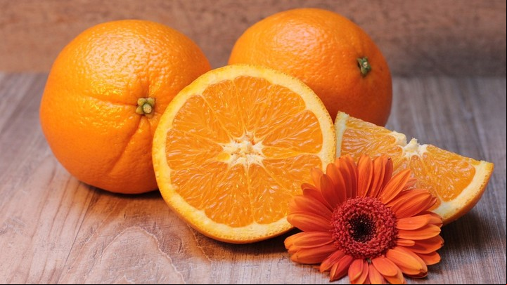 Las naranjas son ricas en vitamina C, además de su aporte de folato y potasio.