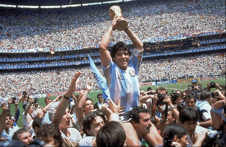 Maradona y una de las tantas imágenes inolvidables de México 86'. (AP/Carlo Fumagalli)