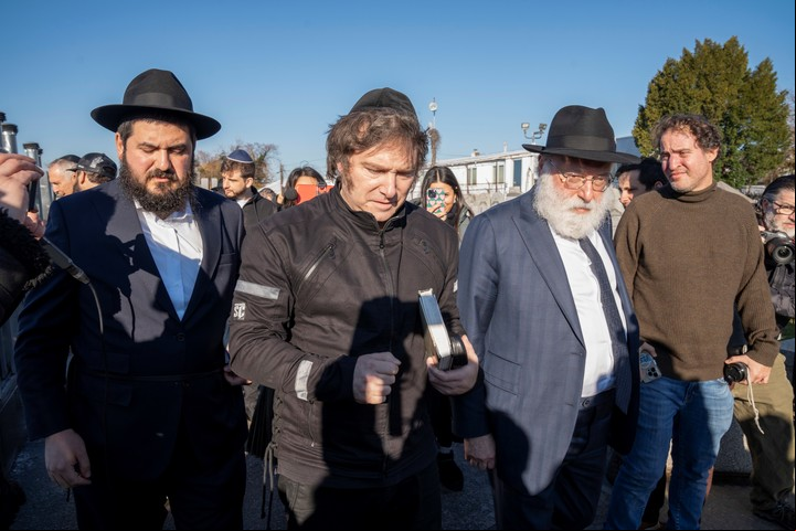 El presidente electo de Argentina, Javier Milei (c), visita tumbas de rabinos en el cementerio judío de Montefiore en Springfield Gardens en Queens, Nueva York (EEUU). EFE/Ángel Colmenares