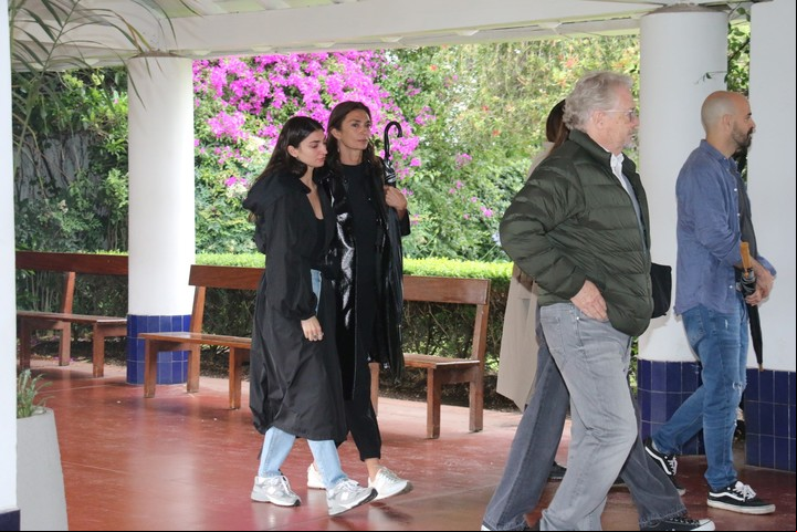 Mariana Arias y su hija, Paloma Cepeda, en el último adiós a Ricardo Piñeiro. Foto: Movilpress.