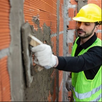 Cuánto cobra un albañil por día en 2025 y qué tener en cuenta antes de contratarlo