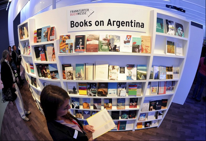 Fotografía tomada con un objetivo gran angular que muestra a ua mujer mientras lee un libro en el pabellón de Argentina, dentro de la Feria del Libro de Fráncfort (Alemania), el martes, 5 de octubre de 2010. EFE/ULI DECK