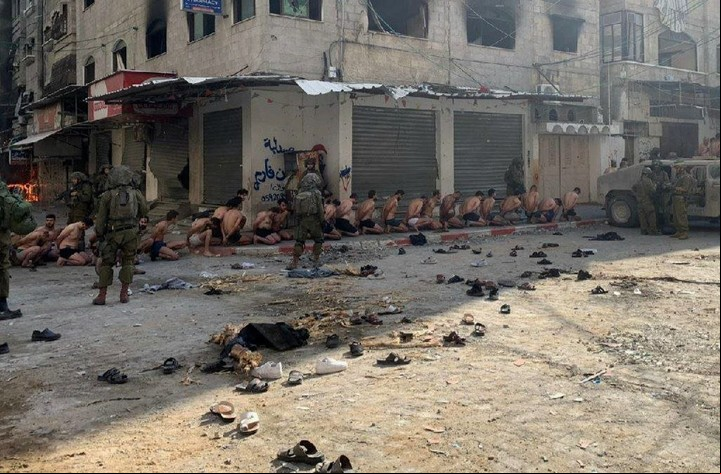 Los supuestos terroristas de Hamas detenidos por Israel este jueves en Gaza.