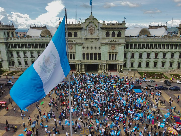 Una marcha en Ciudad de Guatemala, en septiembre, para defender la elección de Bernardo Arévalo, ante la arremetida de la Fiscalía. Foto: EFE
