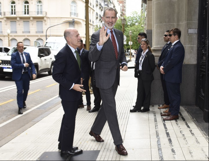 El rey Felipe VI llega al Palacio San Martín en la sede de la Cancillería Argentina. Foto: EFE