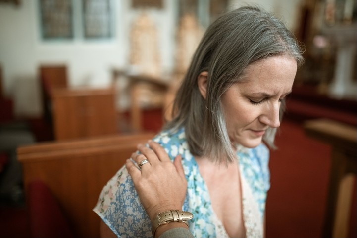 La Iglesia reconoce a varios santos como protectores contra la depresión. Foto: Pexels.