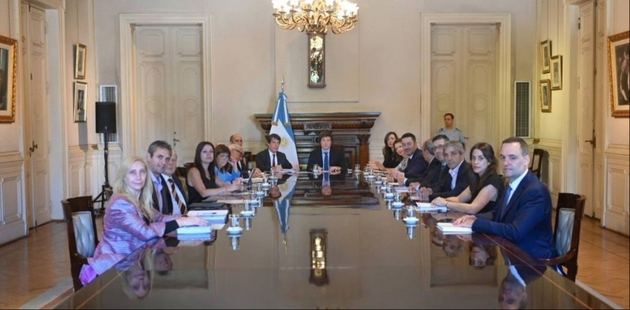 Ante su Gabinete, Javier Milei pidió una revisión profunda de los nombramientos que hizo Alberto Fernández y exigirá presencialidad a los empleados públicos