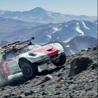 En el techo del mundo: un Porsche trepó al volcán más alto del planeta y rompió un récord