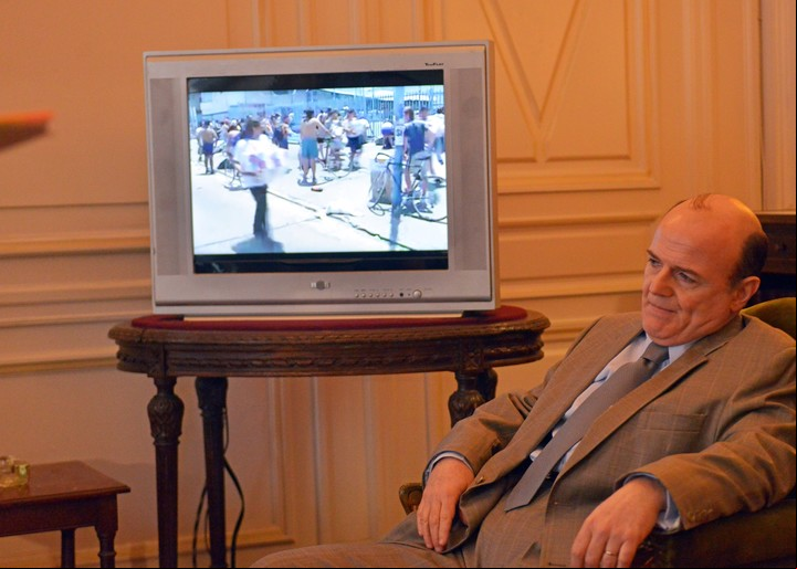 Luis Machín interpretando a Domingo Cavallo en "Diciembre 2001", la serie de Star +.