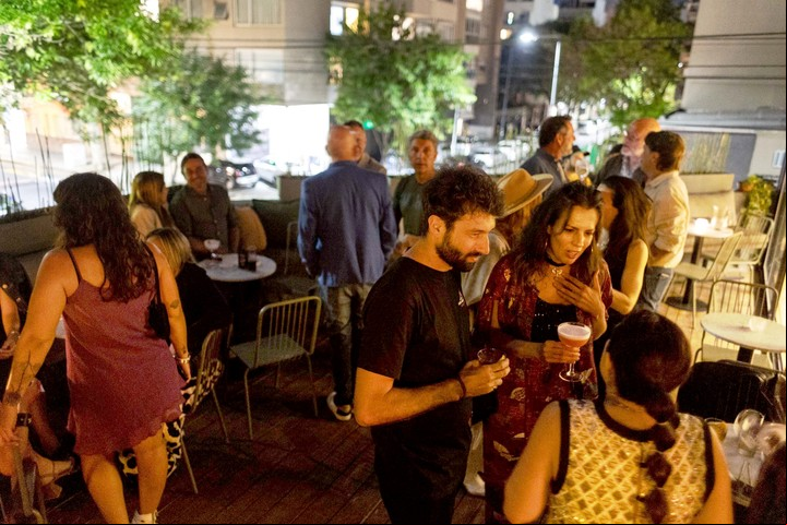 La terraza de Mixtape listening bar en Belgrano.
