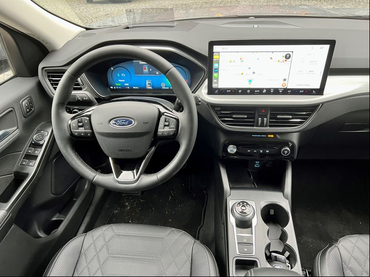 Por dentro el nuevo Ford Kuga tiene nuevas pantallas y un diseño más simple.