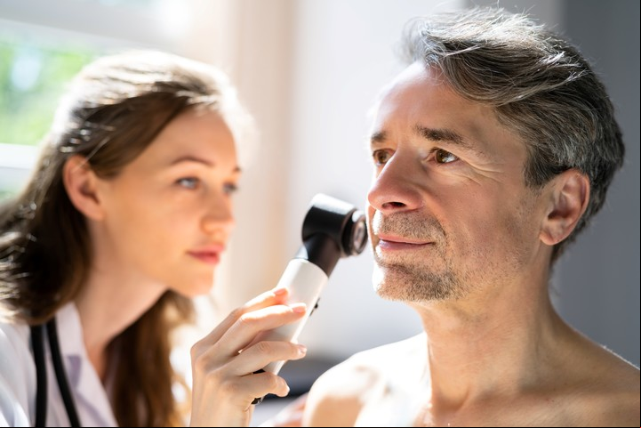 Si la piel y el pelo empeoran su aspecto, mejor consultar primero con un dermatólogo. Foto Shutterstock.