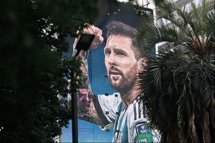 El mural de Messi que pintó Martín Ron en la 9 de Julio y avenida Belgrano. Foto: EFE/Juan Ignacio Roncoroni
