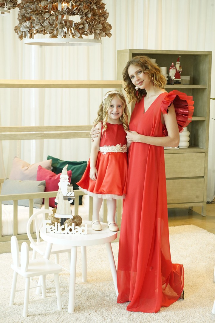 Dos generaciones.
Camila: Vestido de raso con tul y faja, tiara con apliques florales y guillerminas de cuero con brillo (Pitti Bimbo). Medias de microtul (Silvana). Lia: Vestido largo de seda natural con volados (Allô Martínez), aros de metal (Luna Garzón) y sandalias chatas de cuero con piedras (Puli.D).
Foto: Ariel Grinberg.