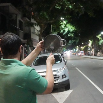Tras los anuncios de Javier Milei, hubo cacerolazos y cortes en barrios de la Ciudad y Gran Buenos Aires