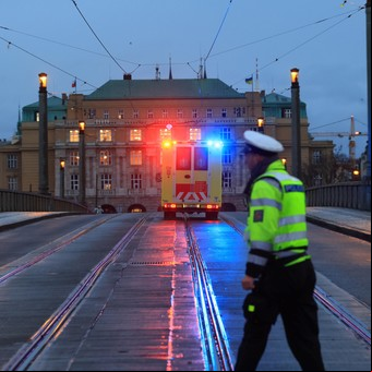 Tiroteo en Praga: la impactante foto de un grupo de estudiantes escondiéndose de los disparos