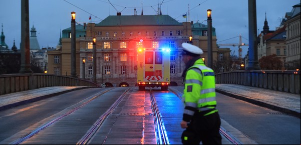 Tiroteo en Praga: la impactante foto de un grupo de estudiantes escondiéndose de los disparos