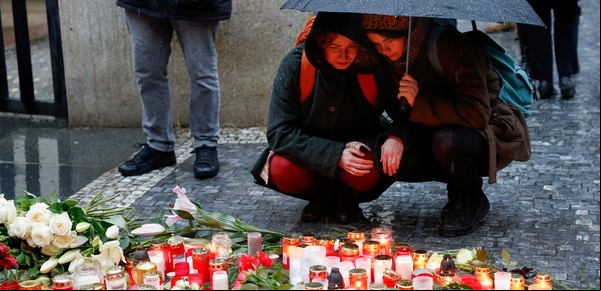 Confirman que el tirador de Praga se pegó un tiro: la policía muestra imágenes de las cámaras corporales de los oficiales durante el ataque