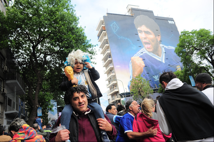 El mural de Maradona que pintó Martin Ron en San Juan y Virrey Ceballos y las tres estrellas antes de ganar el Mundial Foto: Garmán García Adrasti.