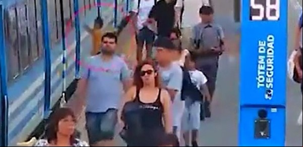 Un nene de 2 años cayó a las vías del tren Roca: el desesperante video que muestra el rescate a contrarreloj