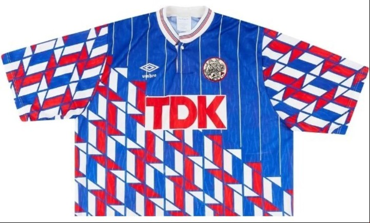 Ajax y un diseño difícil de olvidar. (Football Kit Archive)