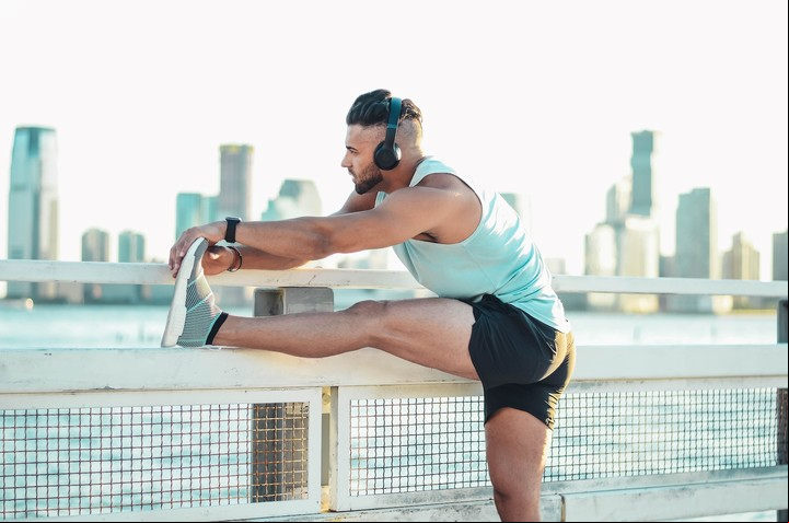 El estudio comparó una rutina de entrenamiento de fuerza y estiramientos. Foto: Unplash