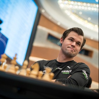 Magnus Carlsen lo hizo de nuevo: campeón mundial de ajedrez rápido por quinta vez, invicto y demoledor