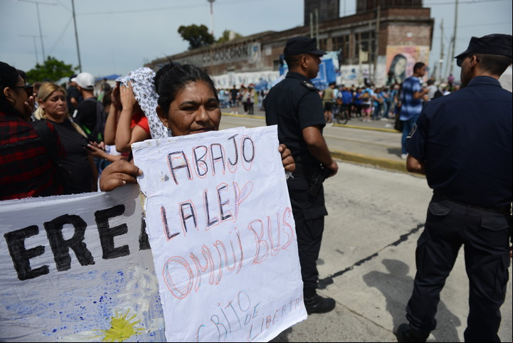 Manifestantes cortan la ruta 3. Foto Luciano Thieberger