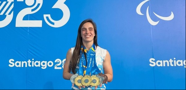 Analuz Pellitero descubrió que el agua es su mundo y, mientras sueña con París 2024, no para de cosechar medallas