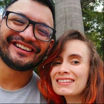Se conocieron en el metro y él aprendió lengua de señas para enamorarla: el romance que conquistó las redes