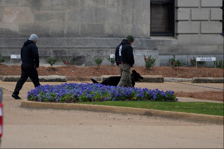 La policía de Mississippi investiga amenazas de bomba en el Capitolio estatal.Foto AP.