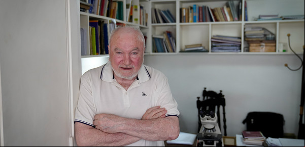 El doctor récord: se recibió de médico a los 19 y 60 años después sigue ejerciendo 
