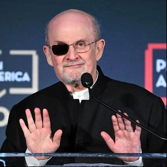 Aplazan el juicio al agresor de Salman Rushdie por la próxima publicación del escritor