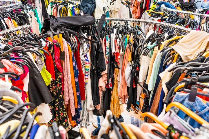 Fast fashion en el outlet, el interminable circuito de las fibras textiles derivadas de combustibles fósiles.