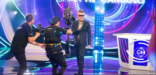 Cómo se vive una gala de eliminación de Gran hermano desde la tribuna y cómo es el Santiago del Moro que no vemos