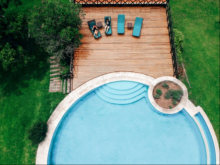 La piscina de la estancia ubicada en San Antonio de Areco. Foto El Ombú de Areco