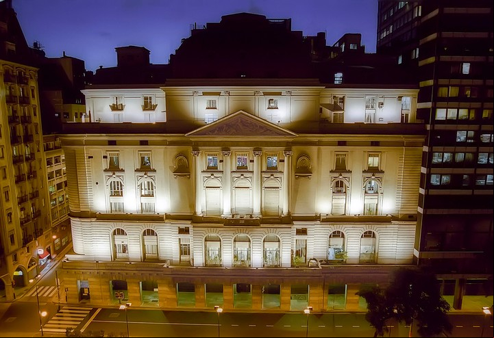 El edificio de la Bolsa de Comercio, diseñada por el arquitecto Alejandro Christophersen. Foto: Prensa BCBA