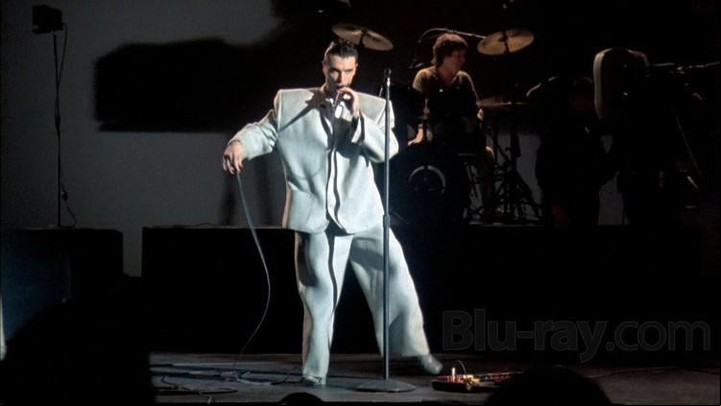 David Byrne en vivo en "Stop making sense", de Talking Heads.