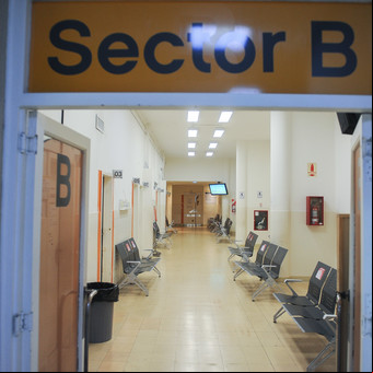 Una trampa burocrática deja a miles de personas sin obra social ni hospital público