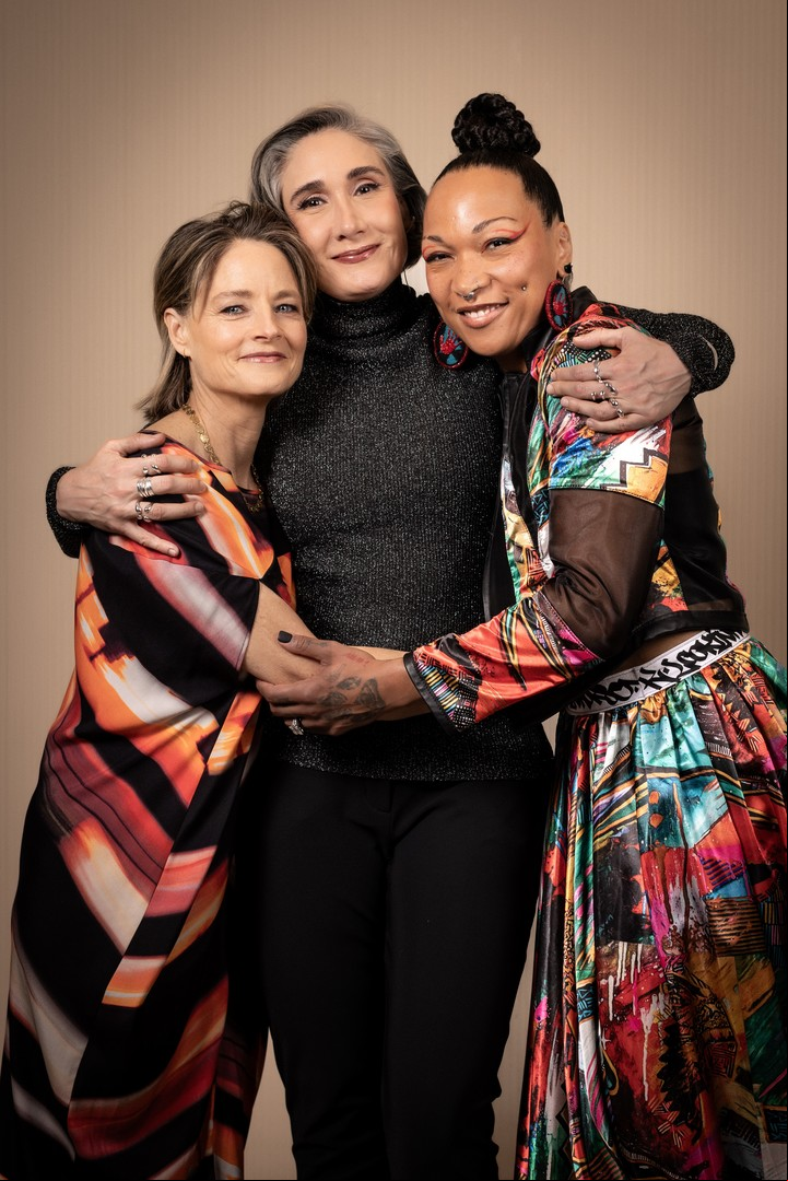 La directora, la mexicana Issa López, junto a sus actrices. Es la primera vez que una mujer dirige la serie, y otra la protagoniza.