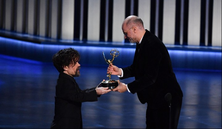 El británico Jesse Armstrong recinbe el Emmy a la mejor serie dramática de manos de Peter Dinklage ("Game of Thrones"). Foto AFP