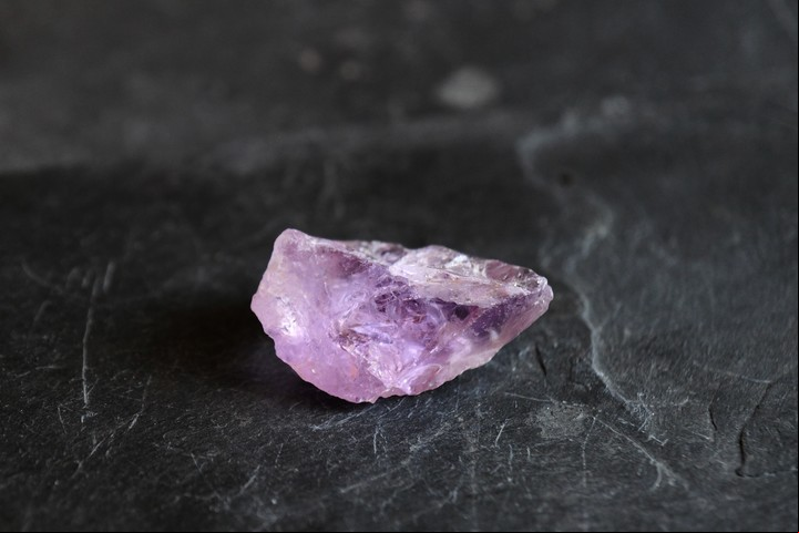 Para la gemoterapia la amatista es una piedra que otorga serenidad y calma. Foto: ilustración Shutterstock