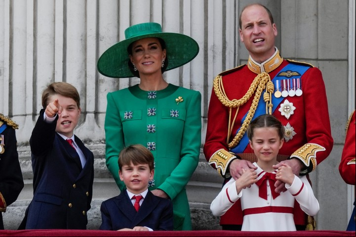 Los príncipes de Gales junto a sus tres hijos en junio del año pasado. Foto: AP/Alastair Grant.