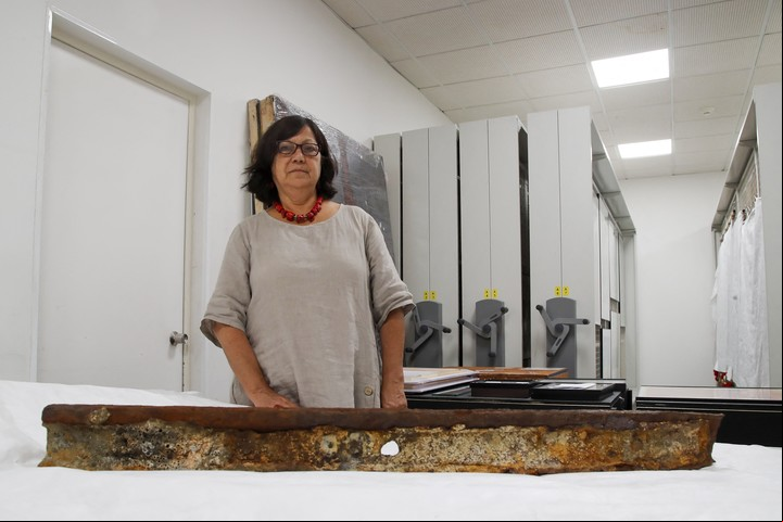 Maria Luisa Ortiz, del Museo de la Memoria y los Derechos Humanos de Chile, muestra el trozo de vía recuperada. Foto: AFP