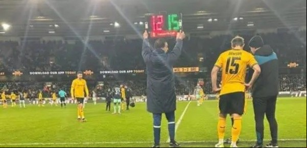Un hincha inglés terminó como cuarto árbitro de su propio equipo en la FA Cup y no pudo festejar el triunfo