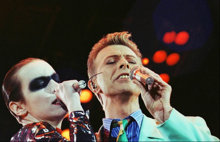 David Bowie cantó "Under pressure" con Annie Lennox en el "Freddie Mercury Tribute Concert" en el estadio de Wembley en 1992. Foto: Reuters