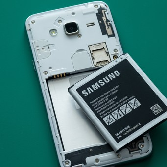 El truco para nunca quedarse sin batería: cómo transformar un celular viejo en un cargador portátil