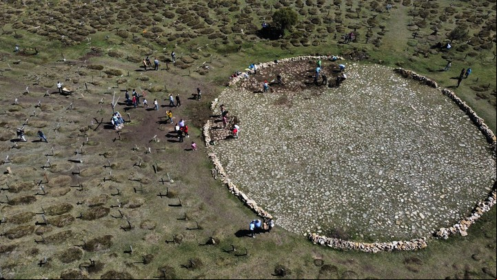 Los turistas recorren el cementerio de Burgos. Foto: gentileza Sergio García