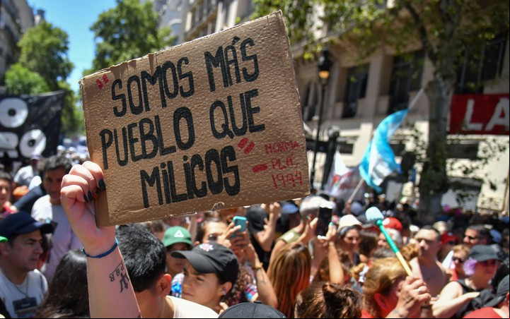 Manifestantes se movilizan durante una protesta convocada por la CGT. Foto: EFE/ Enrique Garcia Medina